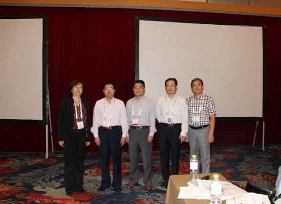 公司領(lǐng)導(dǎo)參加第六屆服務(wù)外包交易博覽會(huì)與同行代表合影